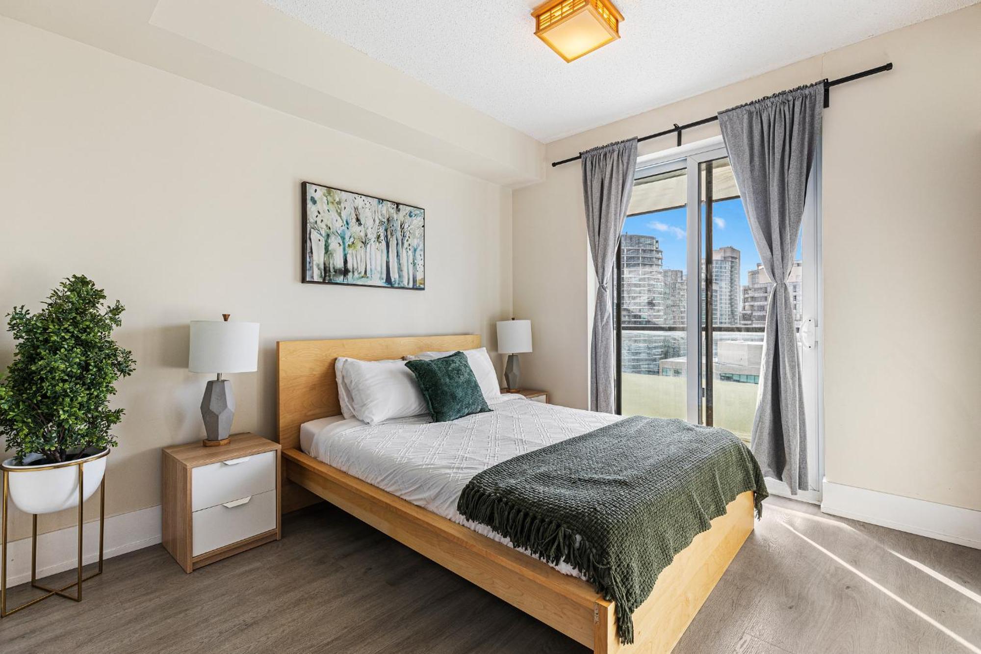3 Bedroom Beside Cn Tower With Parking Downtown *