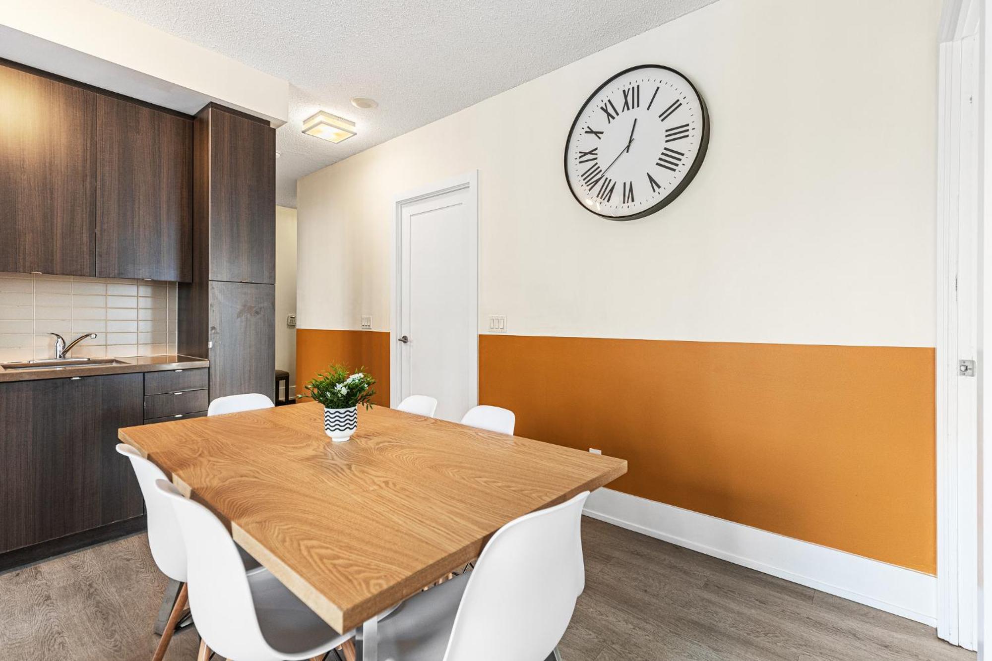 Apartment 3 Bedroom Beside Cn Tower With Parking Downtown *