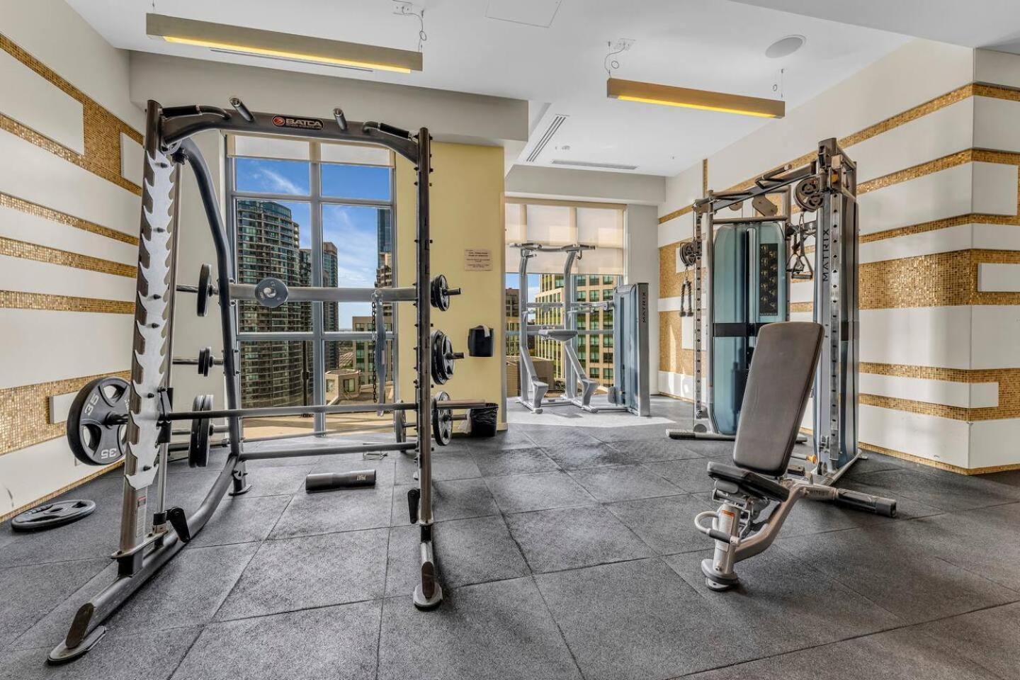 Apartment 3 Bedroom Beside Cn Tower With Parking Downtown Toronto