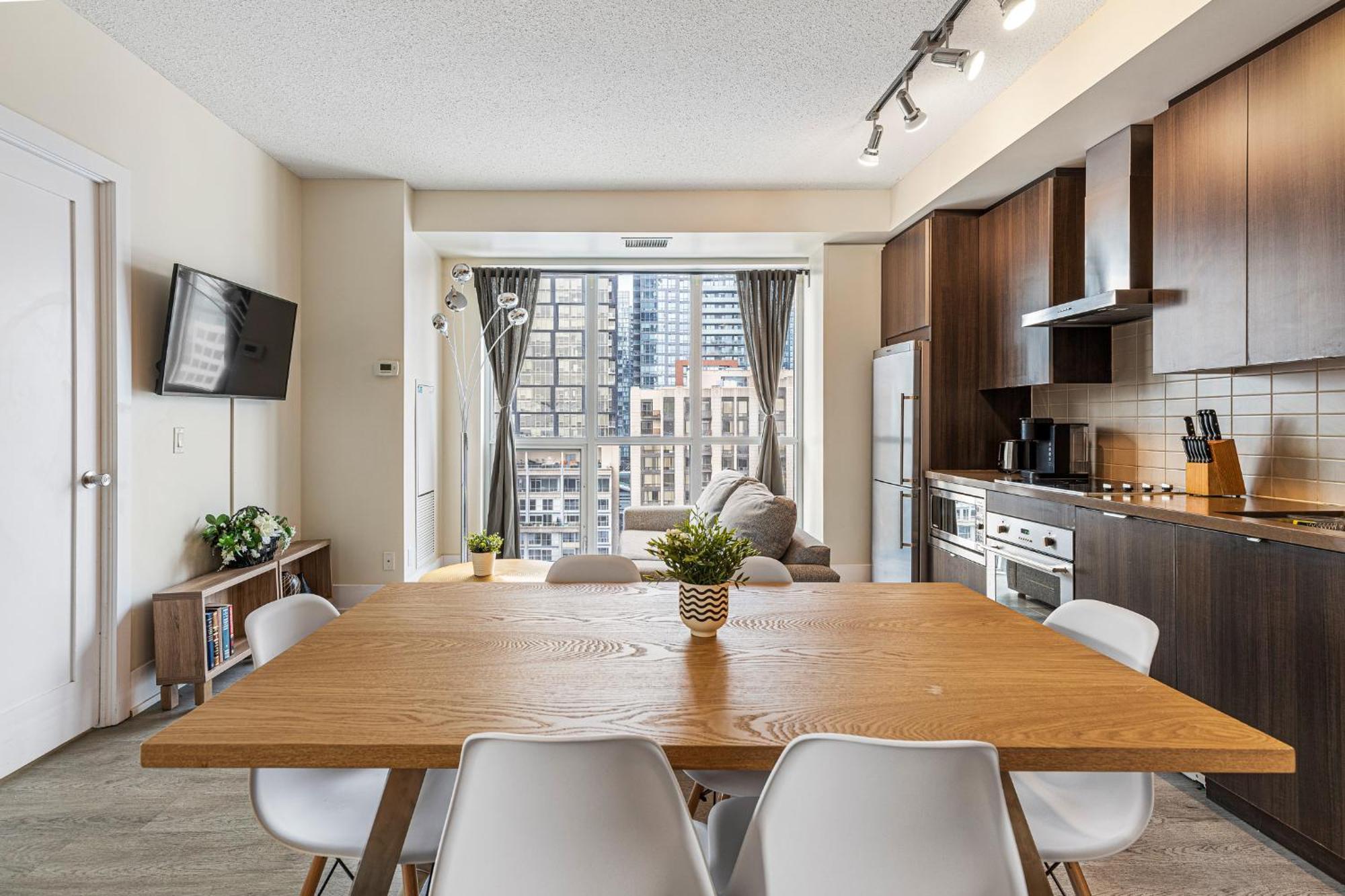3 Bedroom Beside Cn Tower With Parking Downtown * Toronto