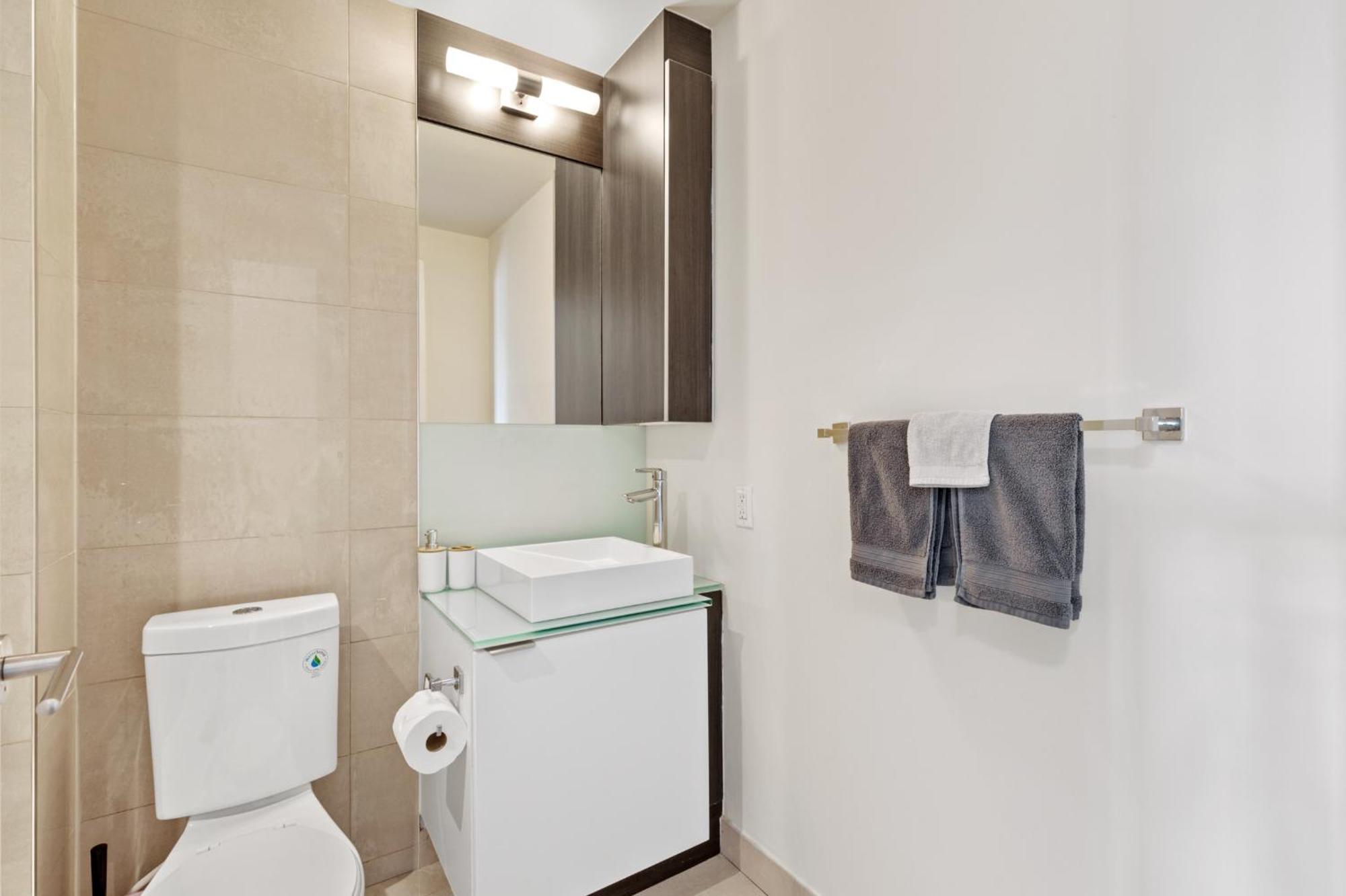 Apartment Views And Rogers Centre - 4beds - Free Parking *