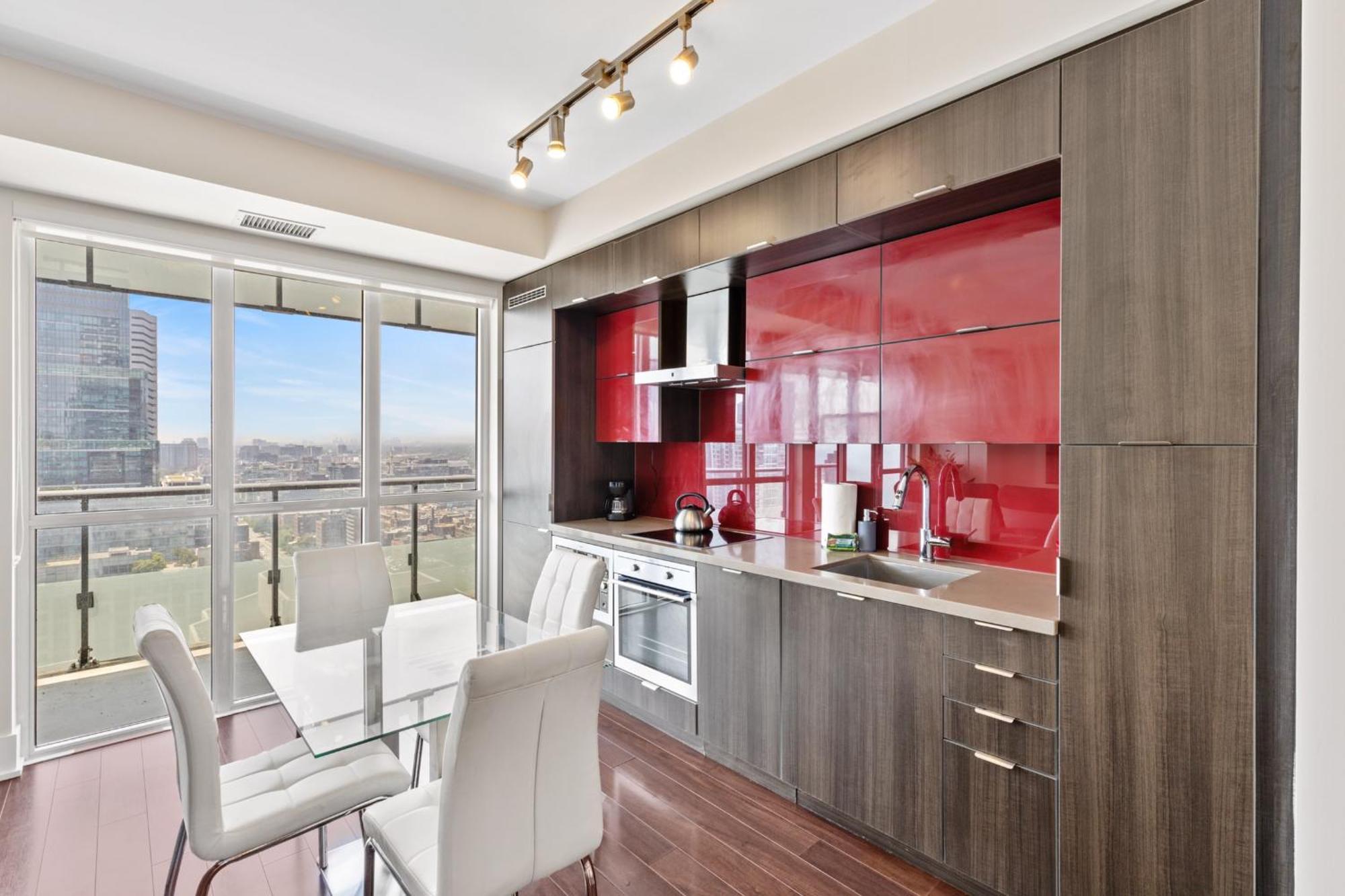 Views And Rogers Centre - 4beds - Free Parking