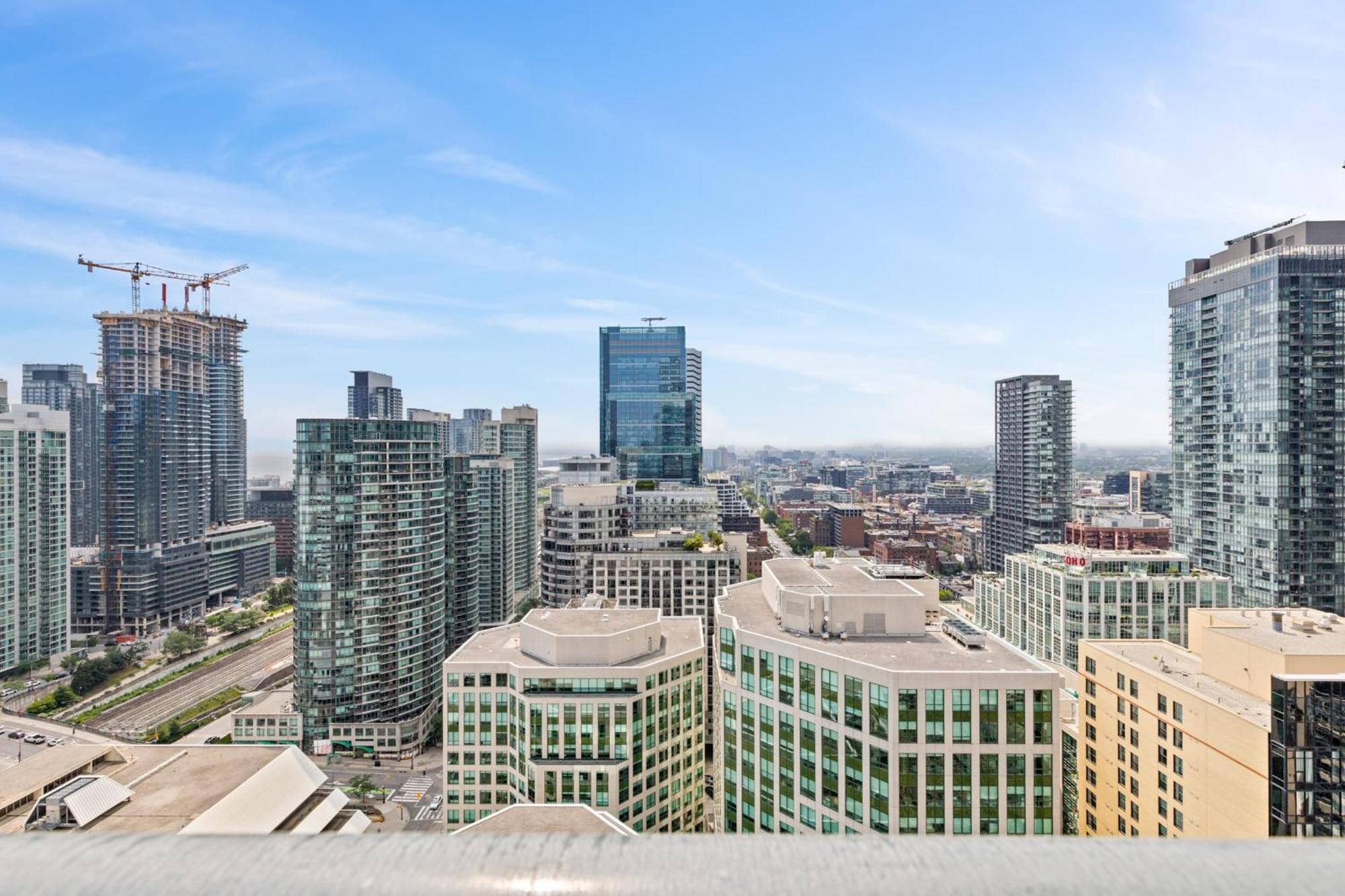 Apartment Views And Rogers Centre - 4beds - Free Parking