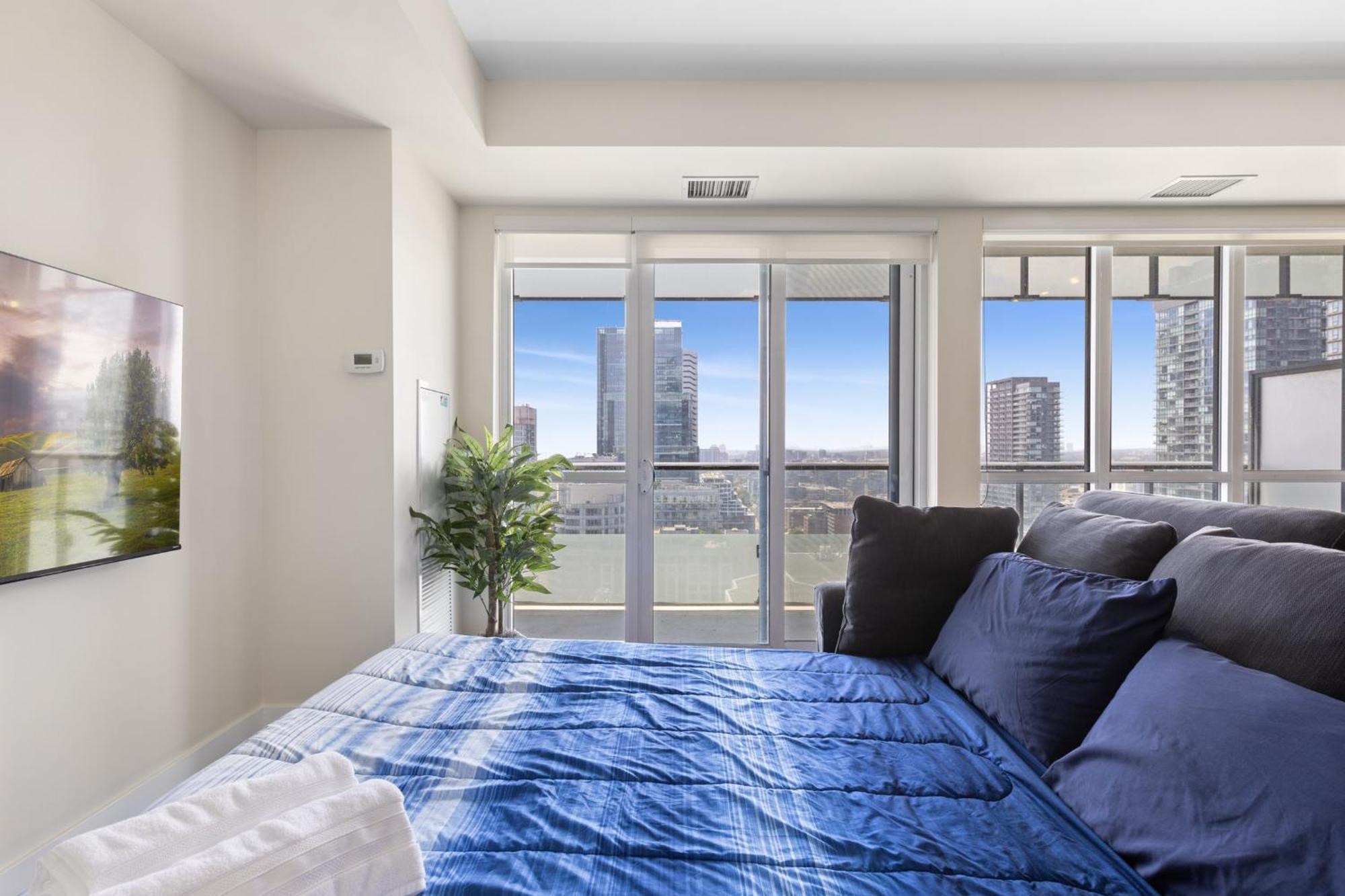 Views And Rogers Centre - 4beds - Free Parking