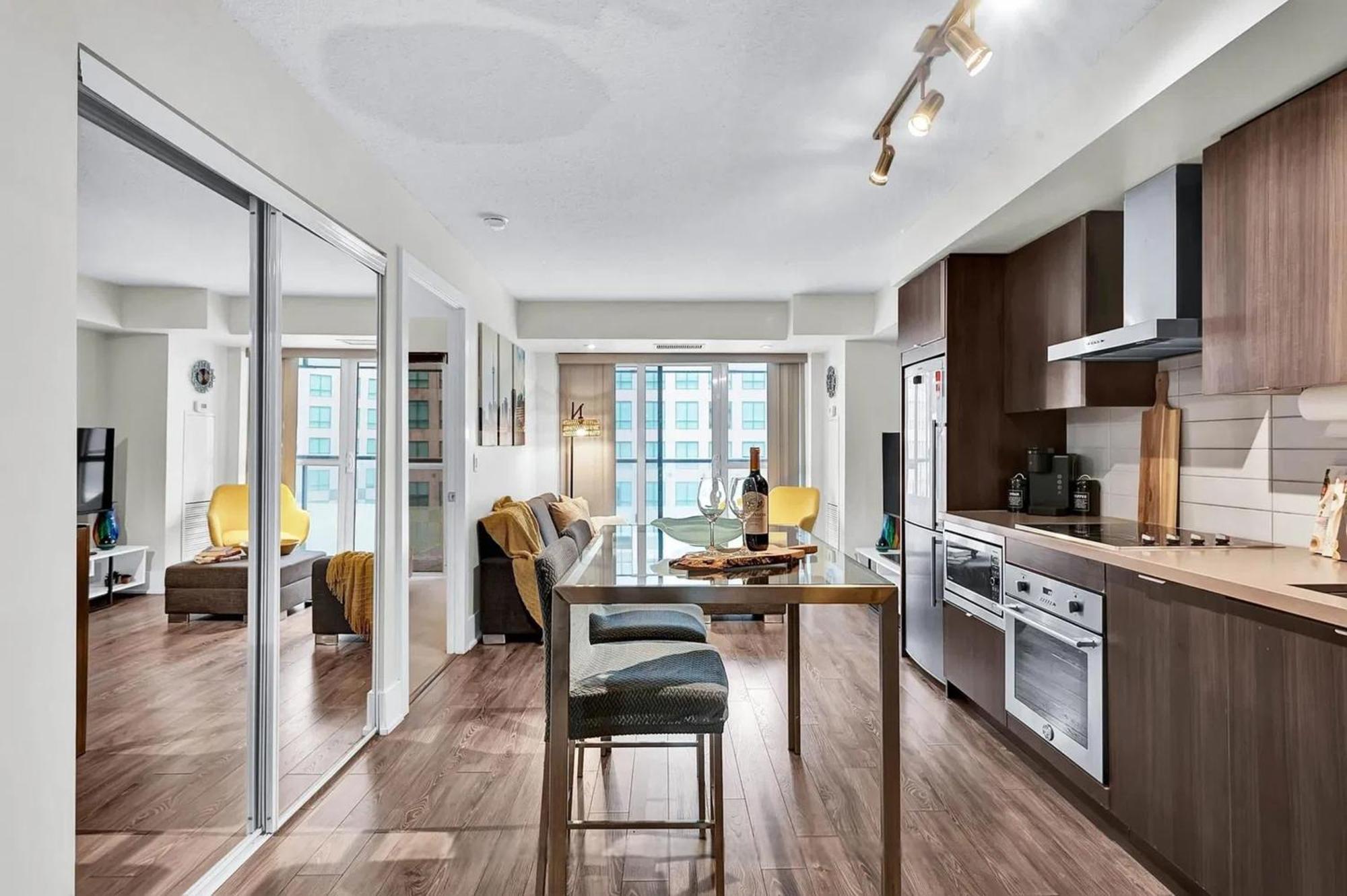 The Ellios - In Downtown Toronto, Opposite Cn Tower & Rogers Centre Apartment Toronto