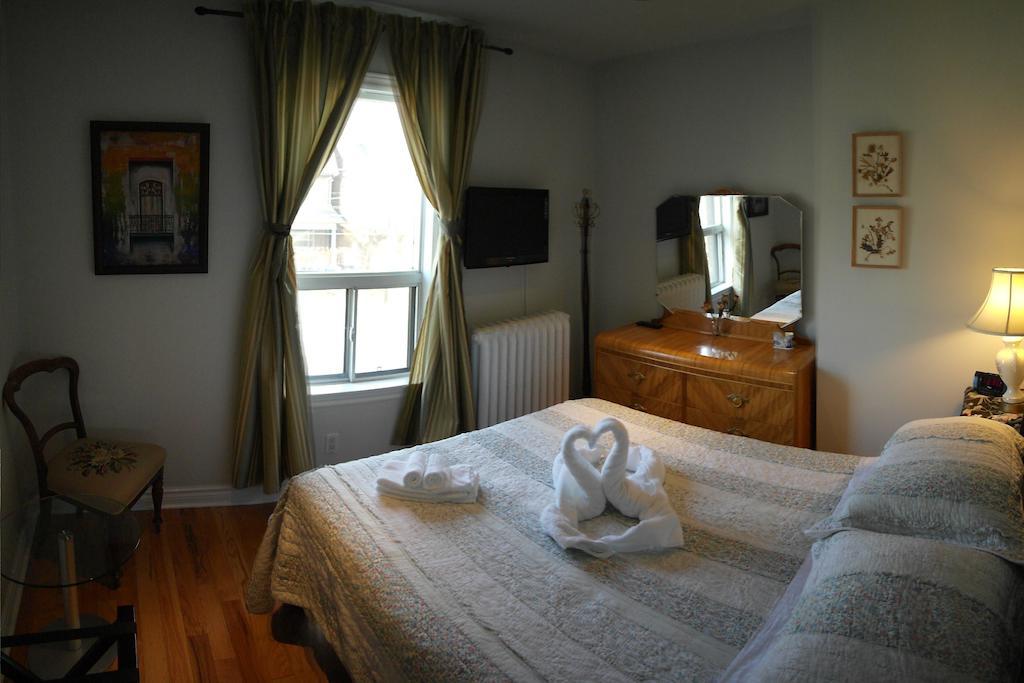 Bed & Breakfast Rose Garden Toronto