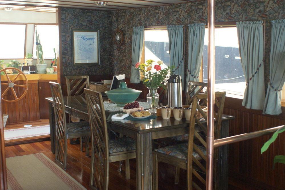 Making Waves Boatel Bed & Breakfast