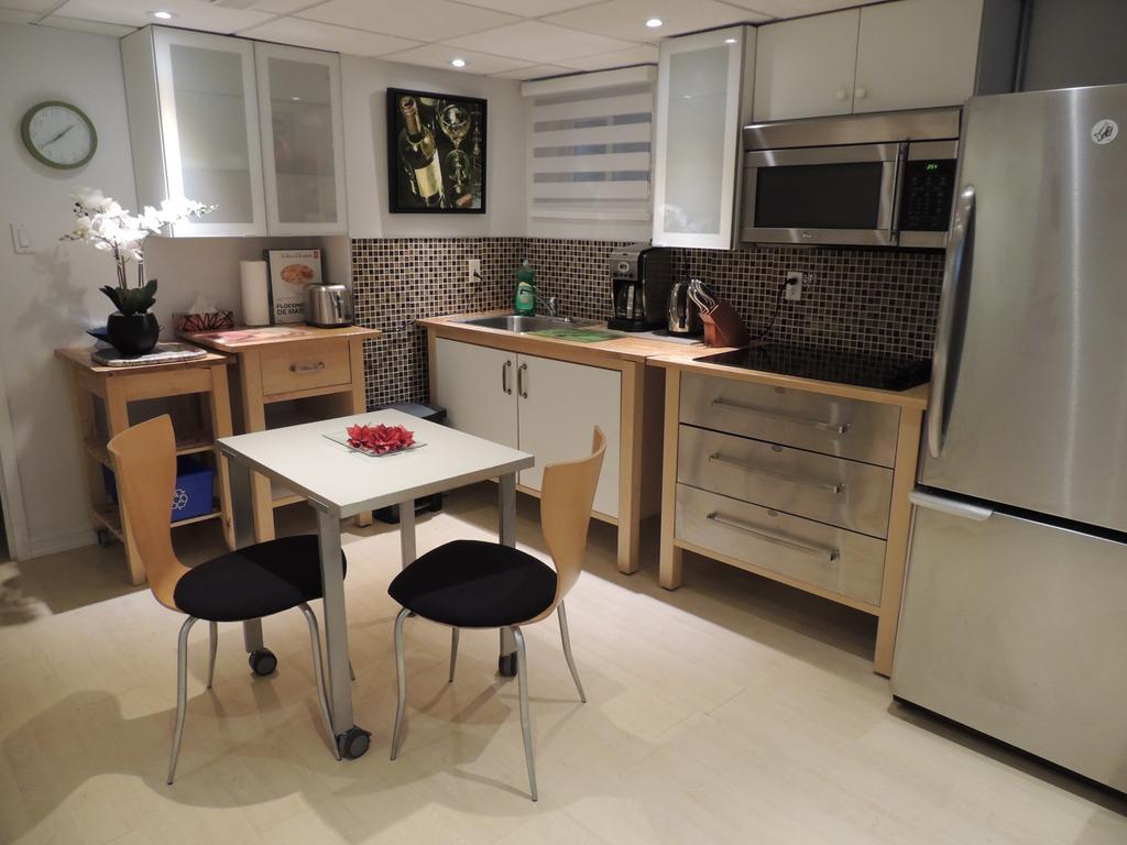 Apartment Vacation - Executive Underground One-bedroom Toronto