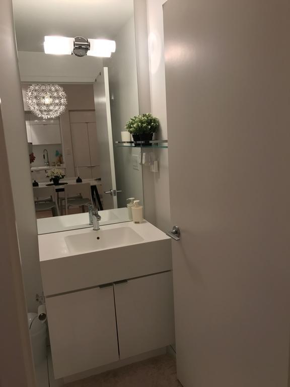 Downtown / Close To Cn Tower / Free Parking/ Excellent Amenities *