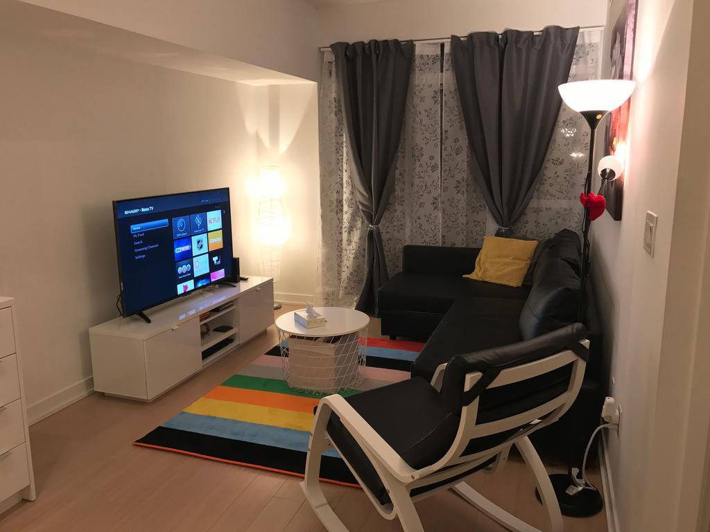 Downtown / Close To Cn Tower / Free Parking/ Excellent Amenities *