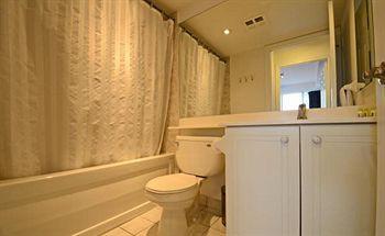 Royal Stays - Blue Jays Way 4*