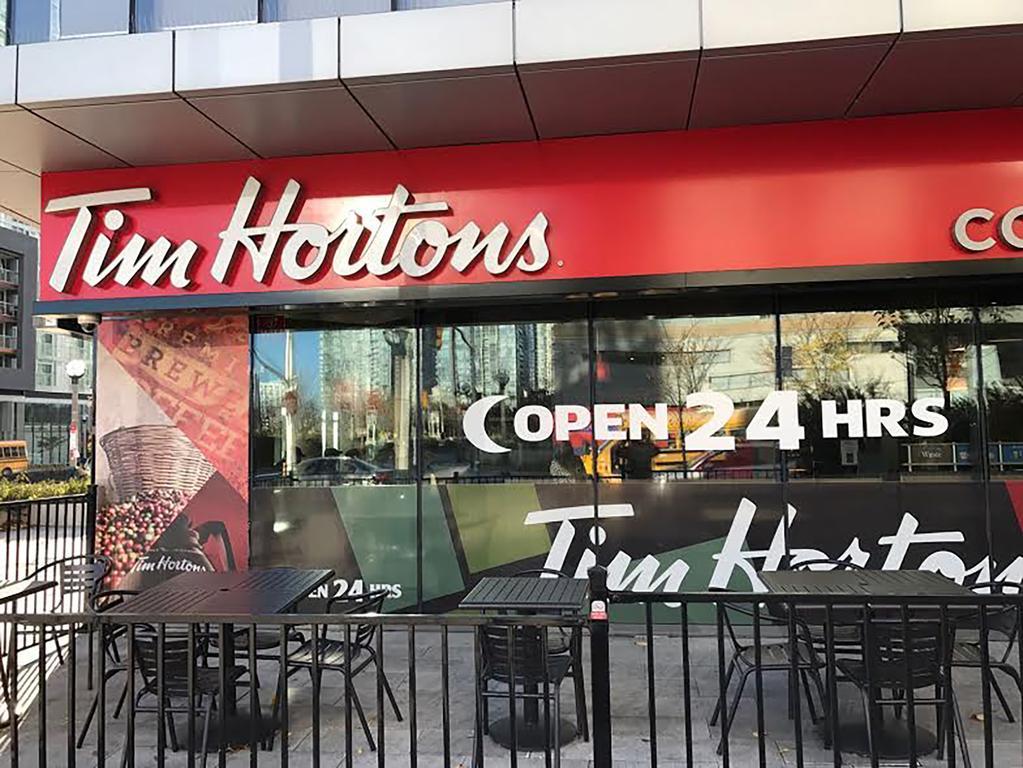 Downtown / Close To Cn Tower / Free Parking/ Excellent Amenities *