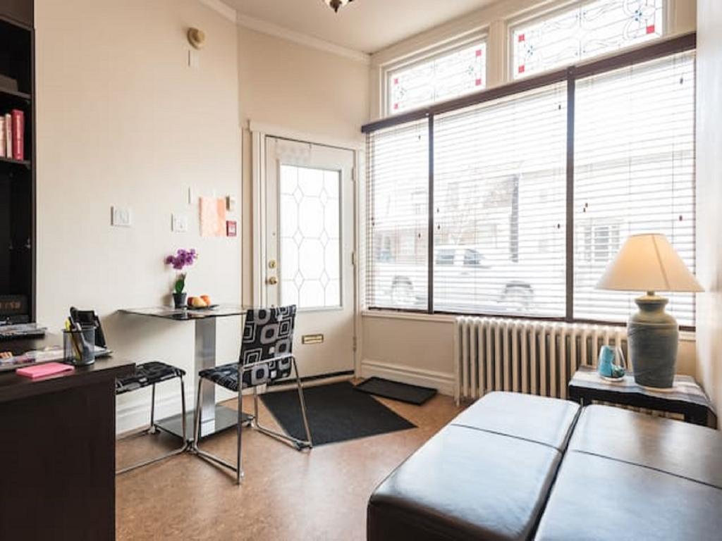 Spacious Bachelor Apartment *