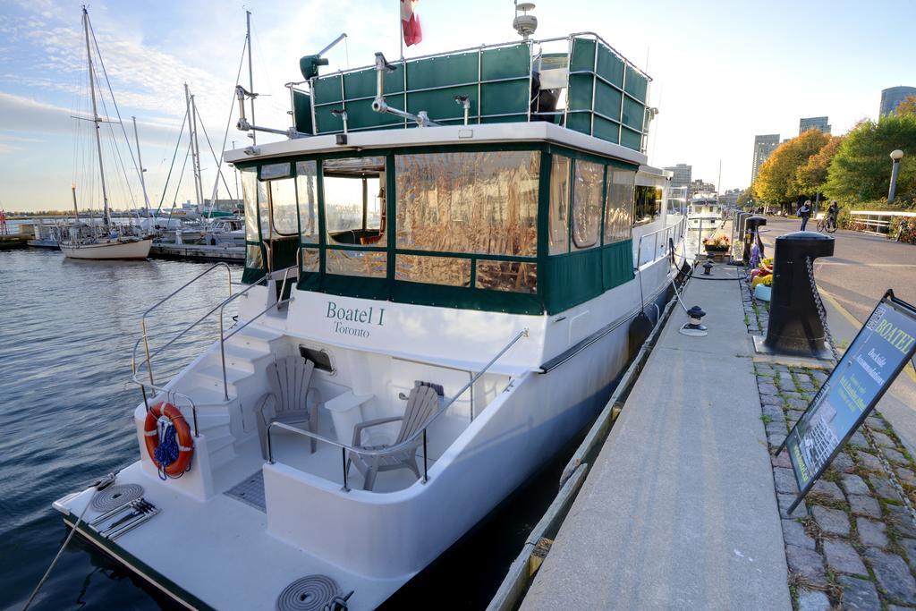Bed & Breakfast Making Waves Boatel Toronto