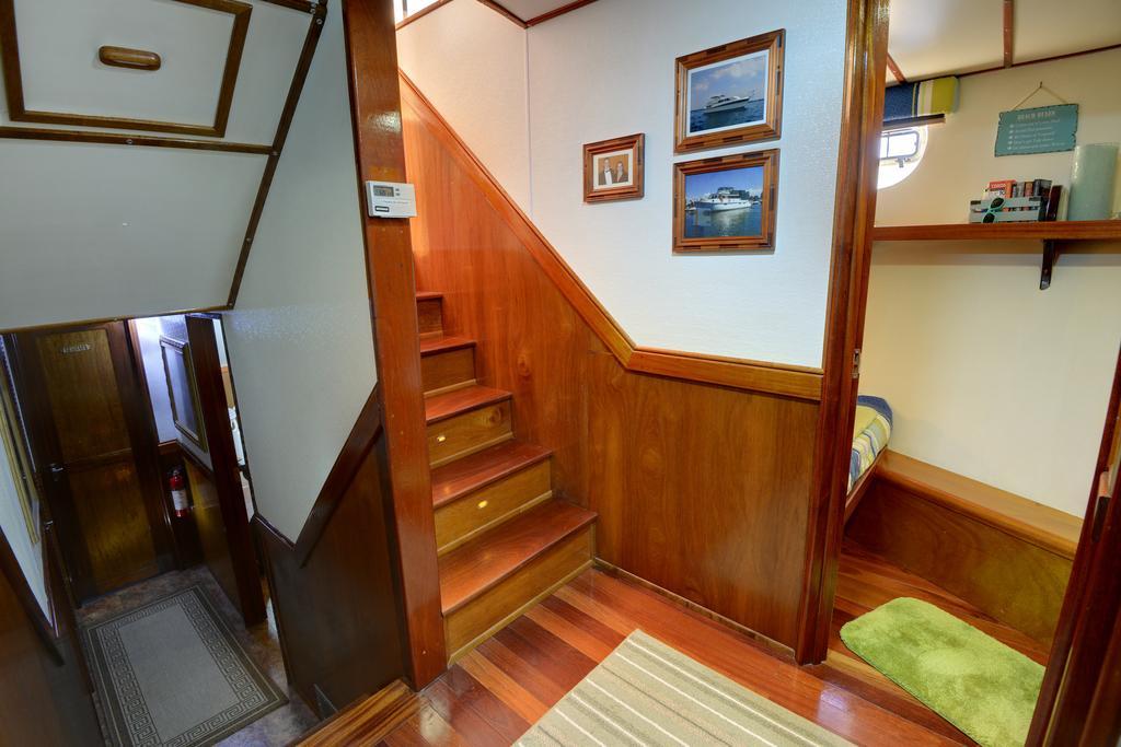 Bed & Breakfast Making Waves Boatel