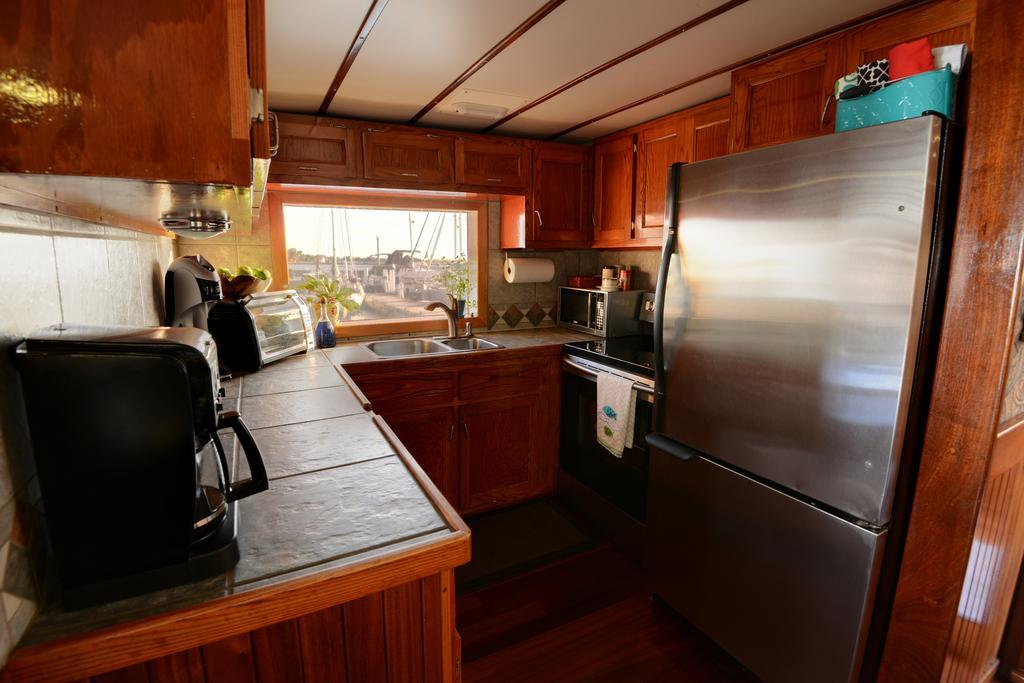 Bed & Breakfast Making Waves Boatel