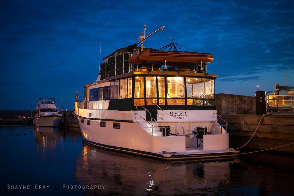 Bed & Breakfast Making Waves Boatel Toronto