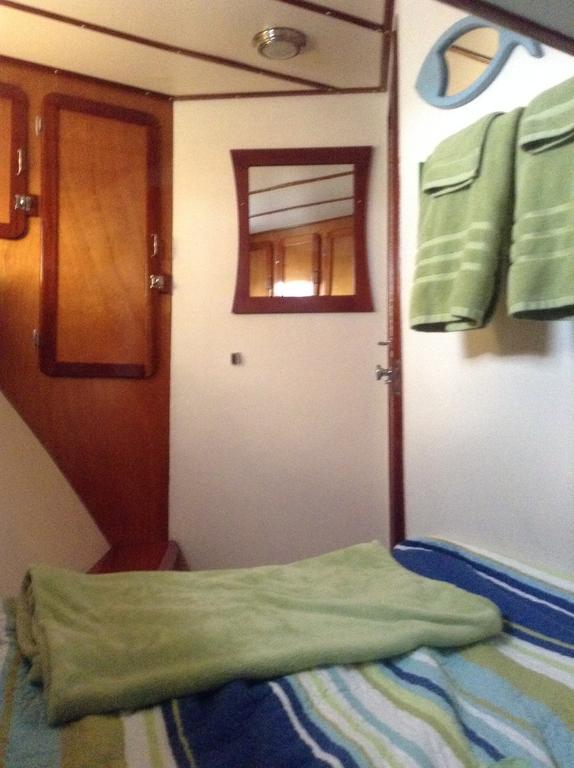 Bed & Breakfast Making Waves Boatel Toronto