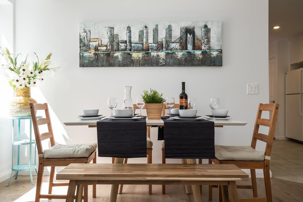 Quickstay - Chic & 3-bedroom In Little Italy Holiday home Toronto