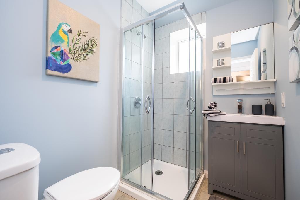 Quickstay - Chic & 3-bedroom In Little Italy Holiday home Toronto