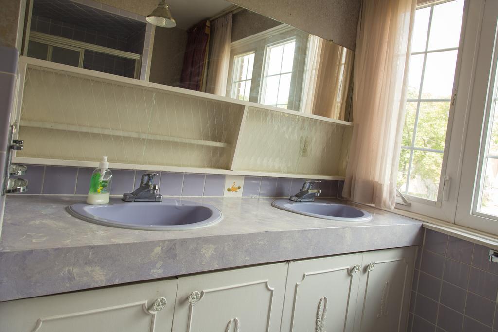 Charlton Suites Guest House Guest house Toronto
