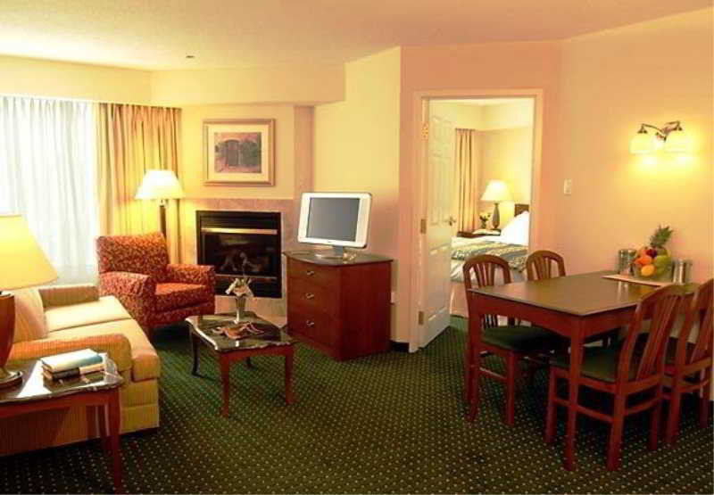 By Marriott Airport Hotel Toronto