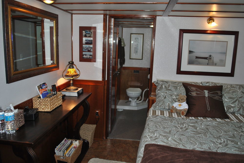 Making Waves Boatel Bed & Breakfast 3*