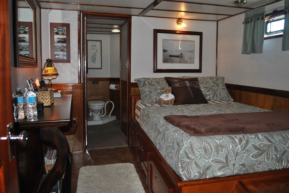 Bed & Breakfast Making Waves Boatel