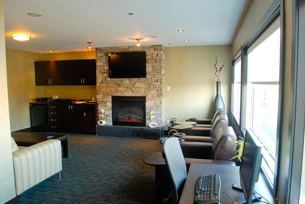 Sandman Signature Airport Hotel