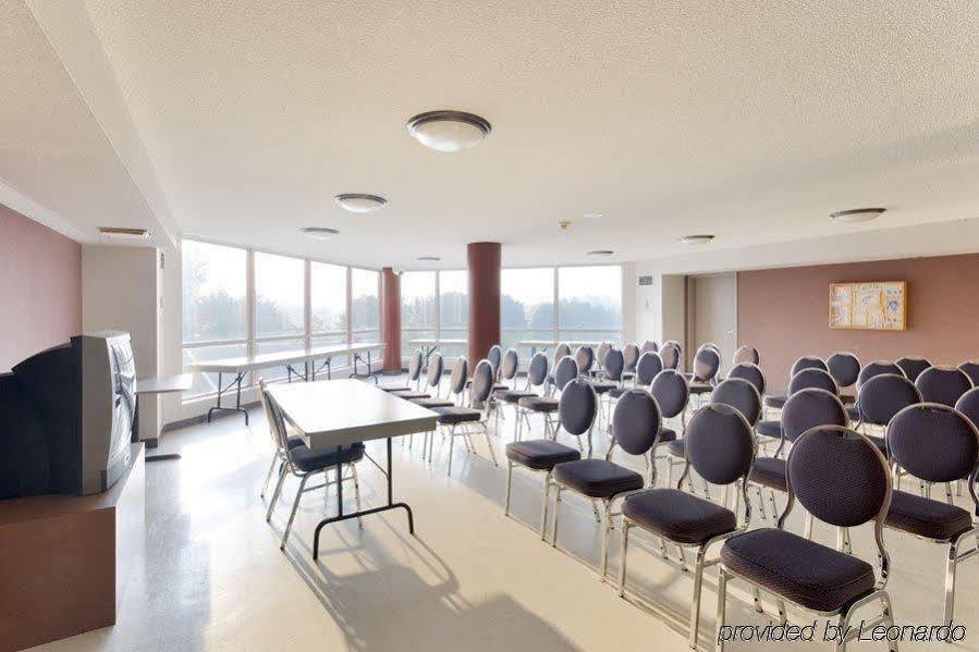 Apartment & Conference Centre - *
