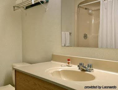 Super 8 By Wyndham East On Hotel