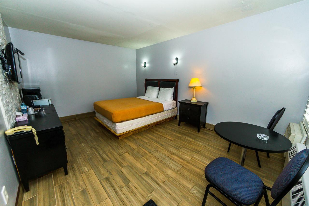 New Plaza Motel 2*