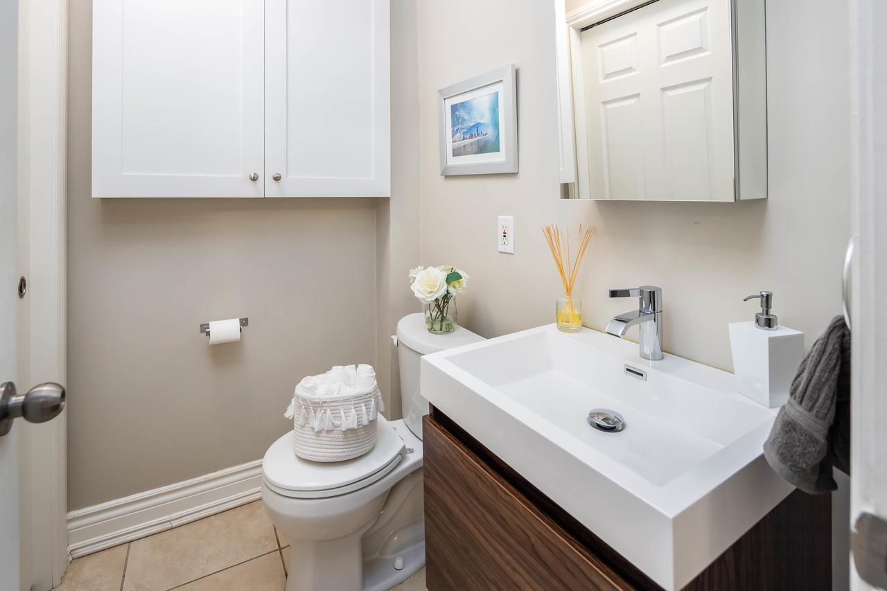 Quickstay - Chic & Modern Townhouse In Little Italy * Toronto