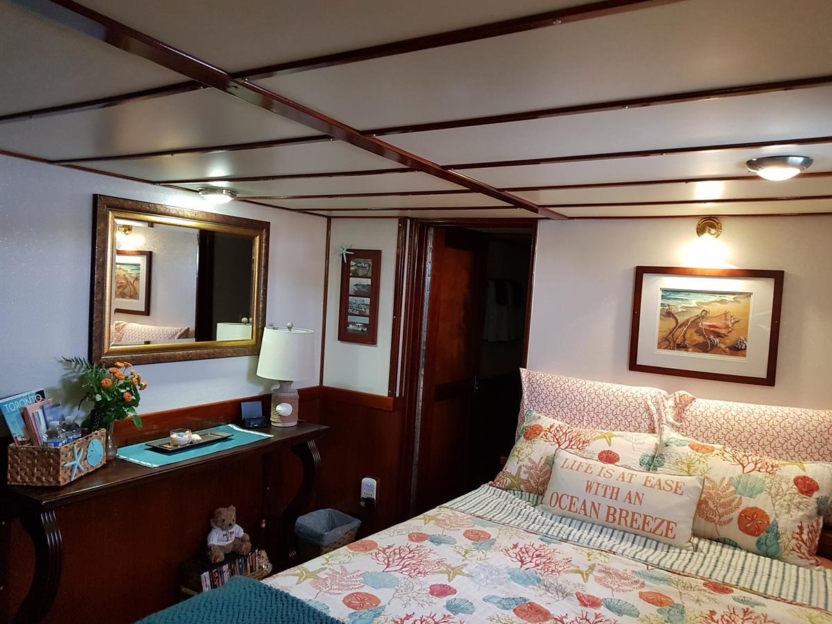 Bed & Breakfast Making Waves Boatel