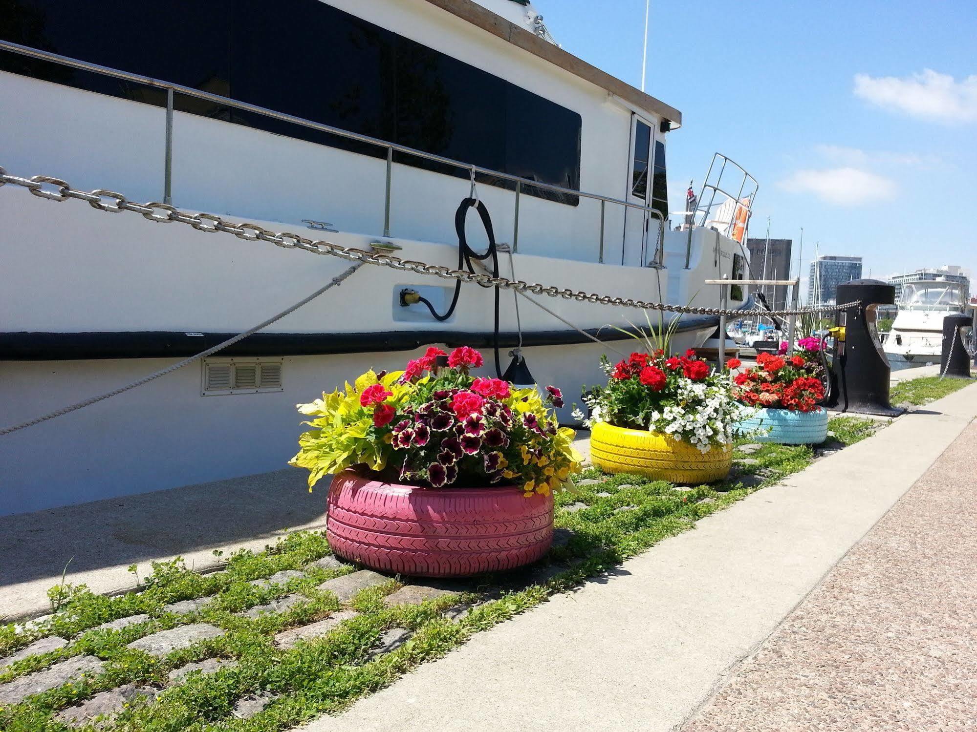 Bed & Breakfast Making Waves Boatel