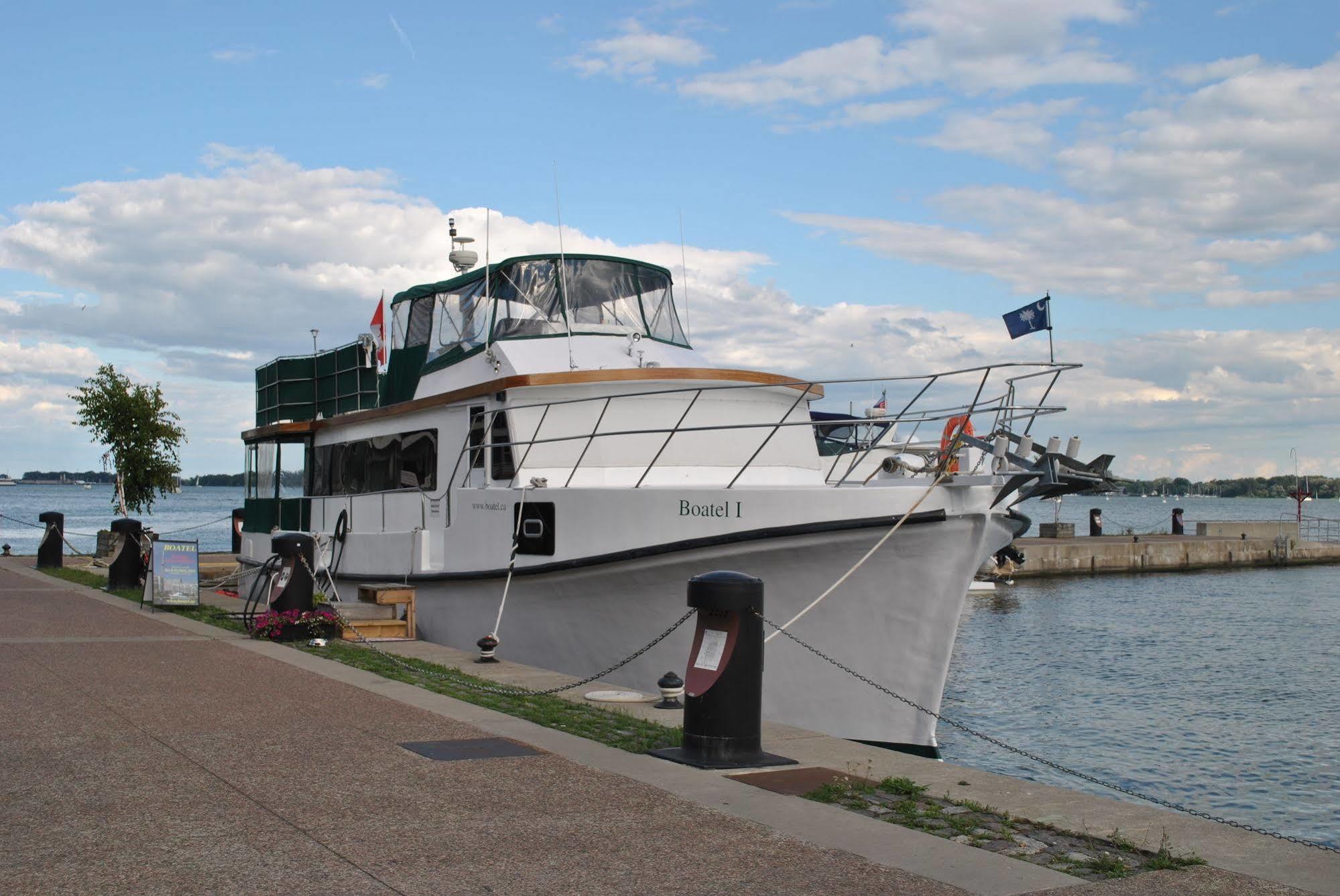 Making Waves Boatel Bed & Breakfast 3*