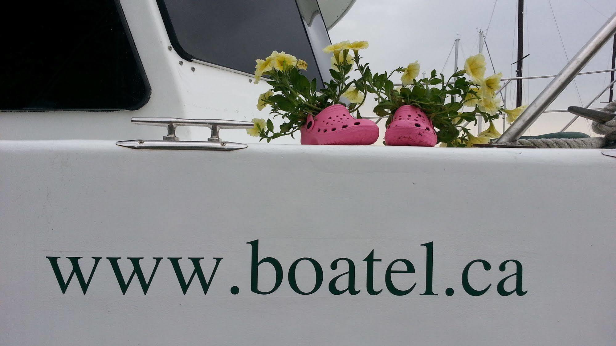 Bed & Breakfast Making Waves Boatel Toronto