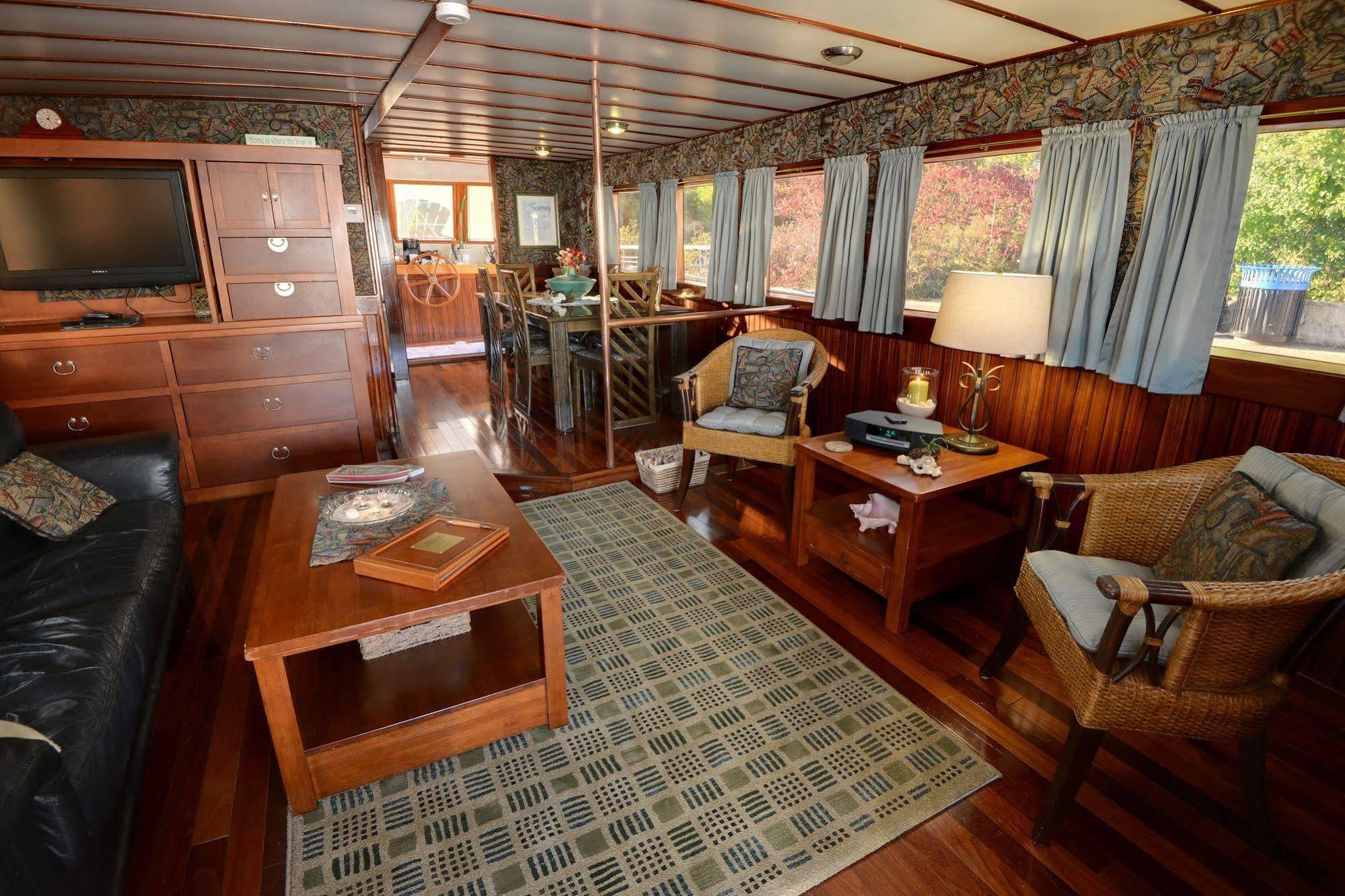Making Waves Boatel Bed & Breakfast 3*