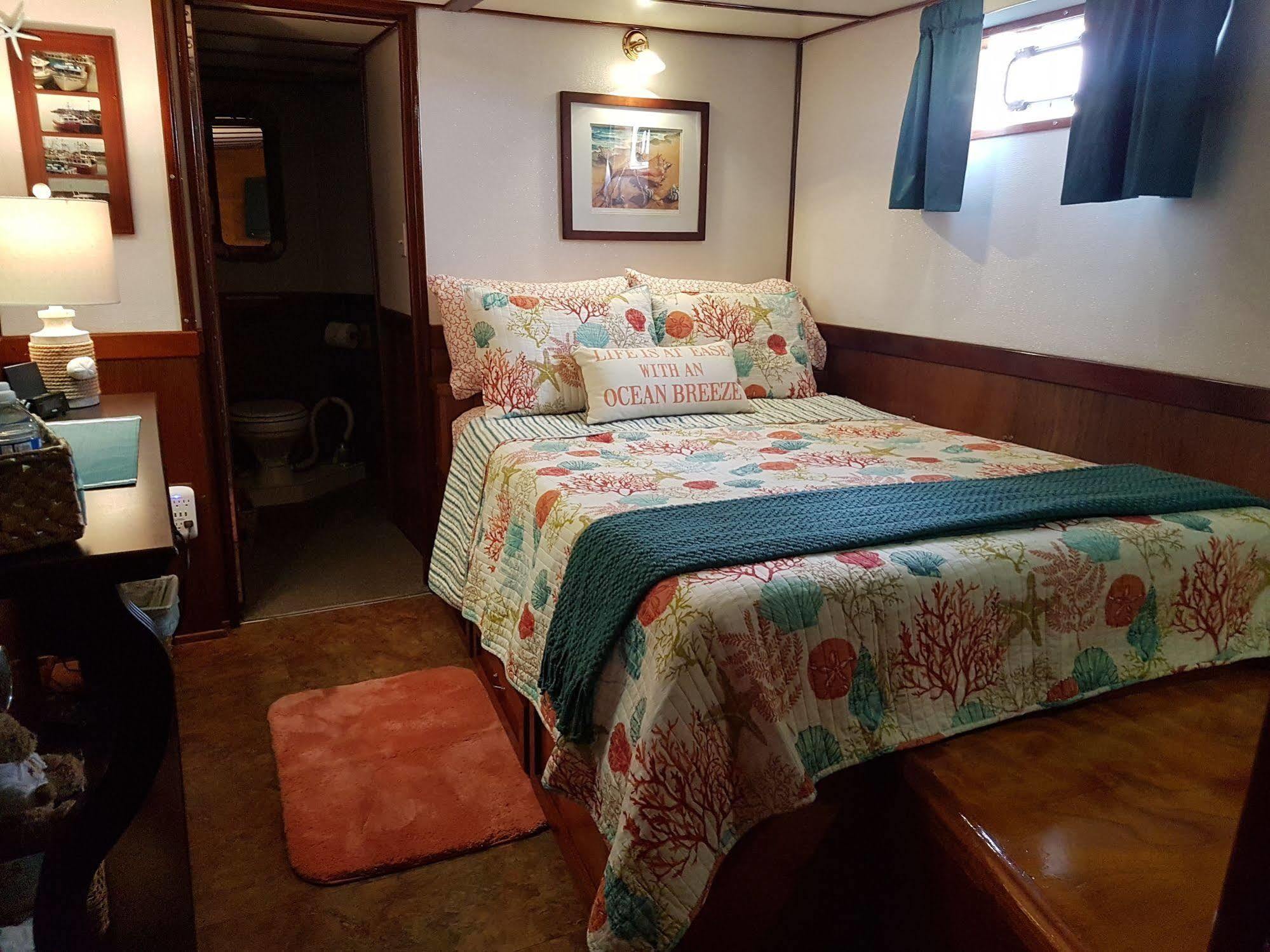 Bed & Breakfast Making Waves Boatel Toronto