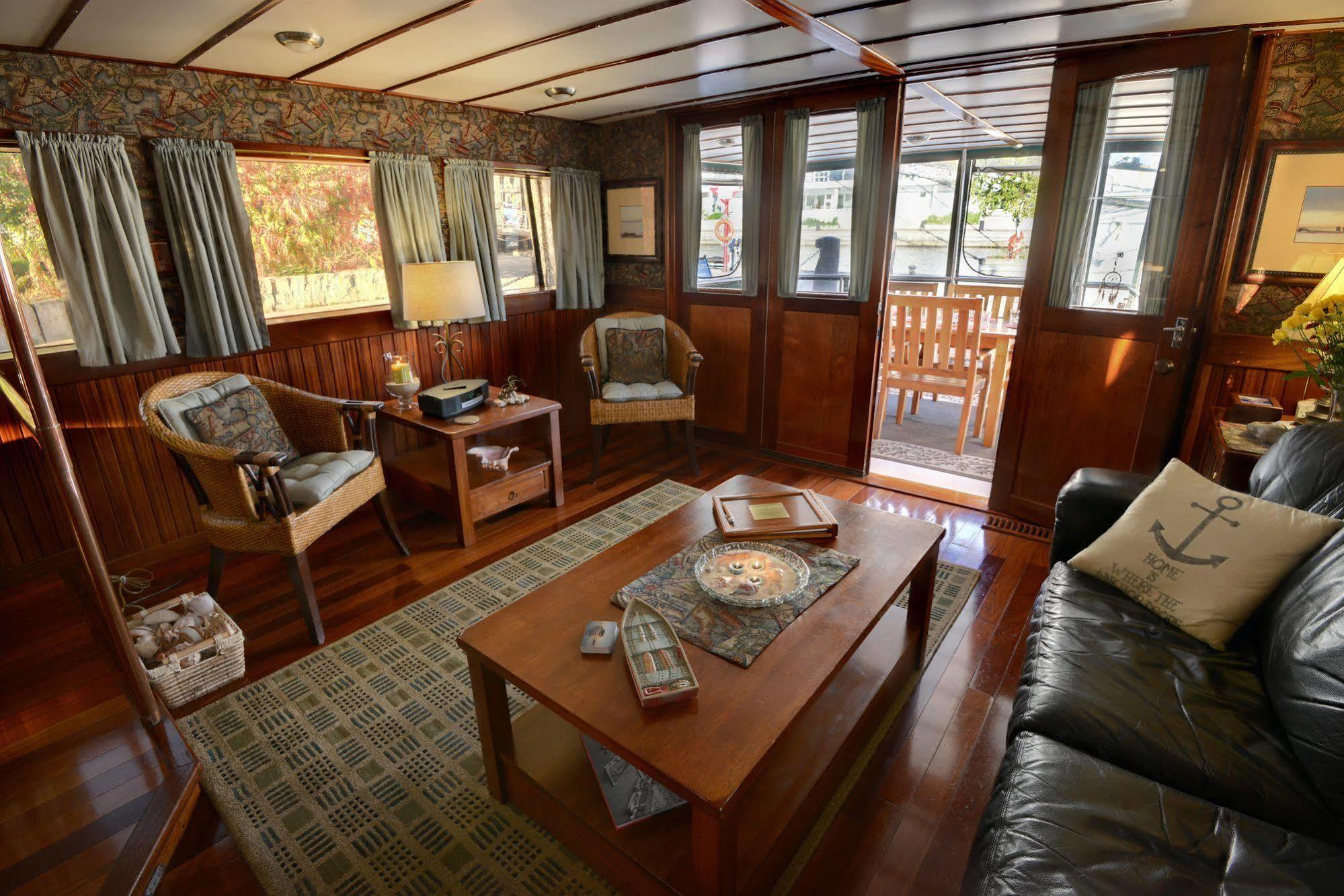 Bed & Breakfast Making Waves Boatel 3*