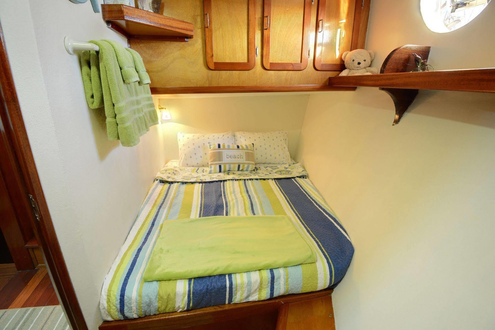 Bed & Breakfast Making Waves Boatel