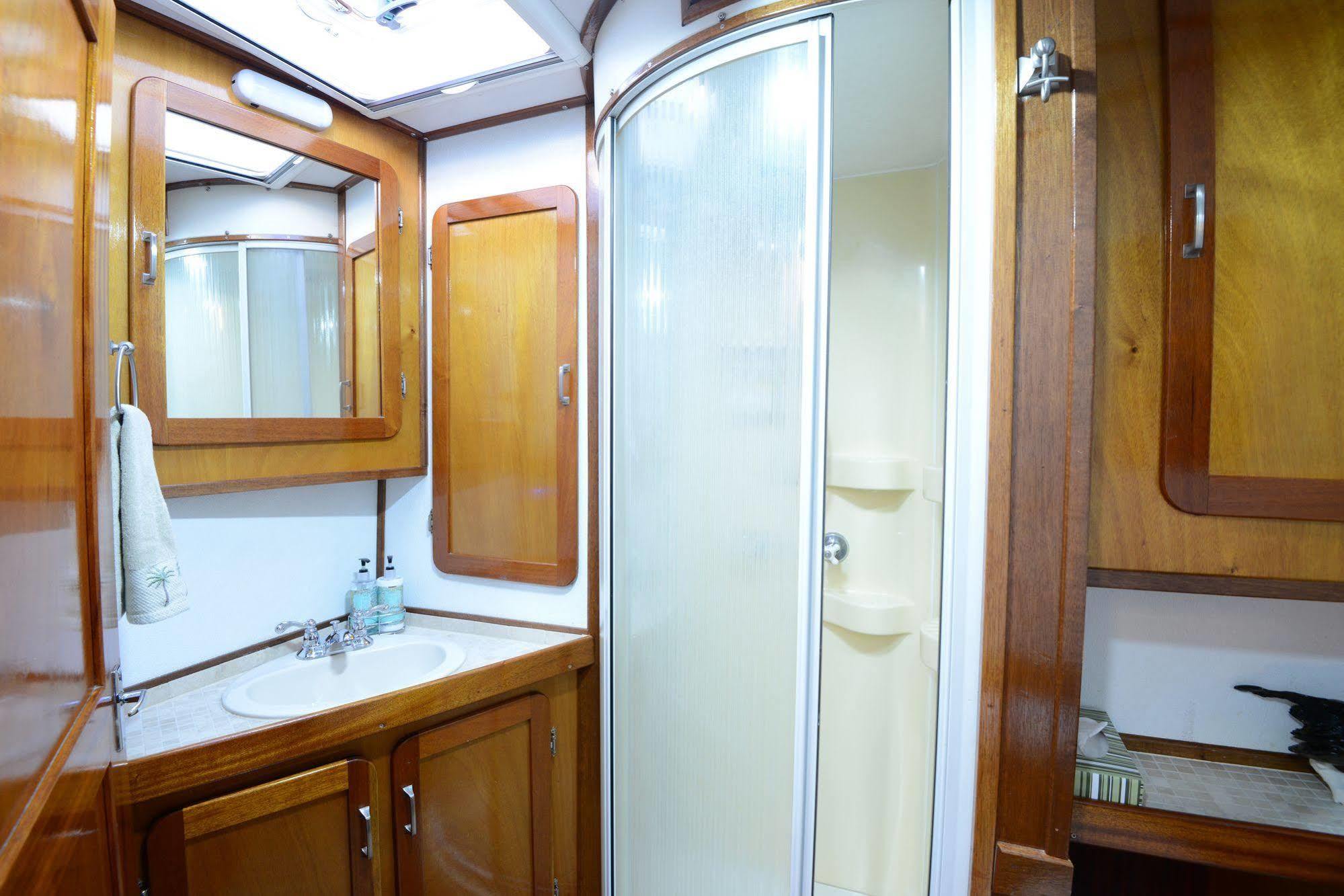 Bed & Breakfast Making Waves Boatel 3*