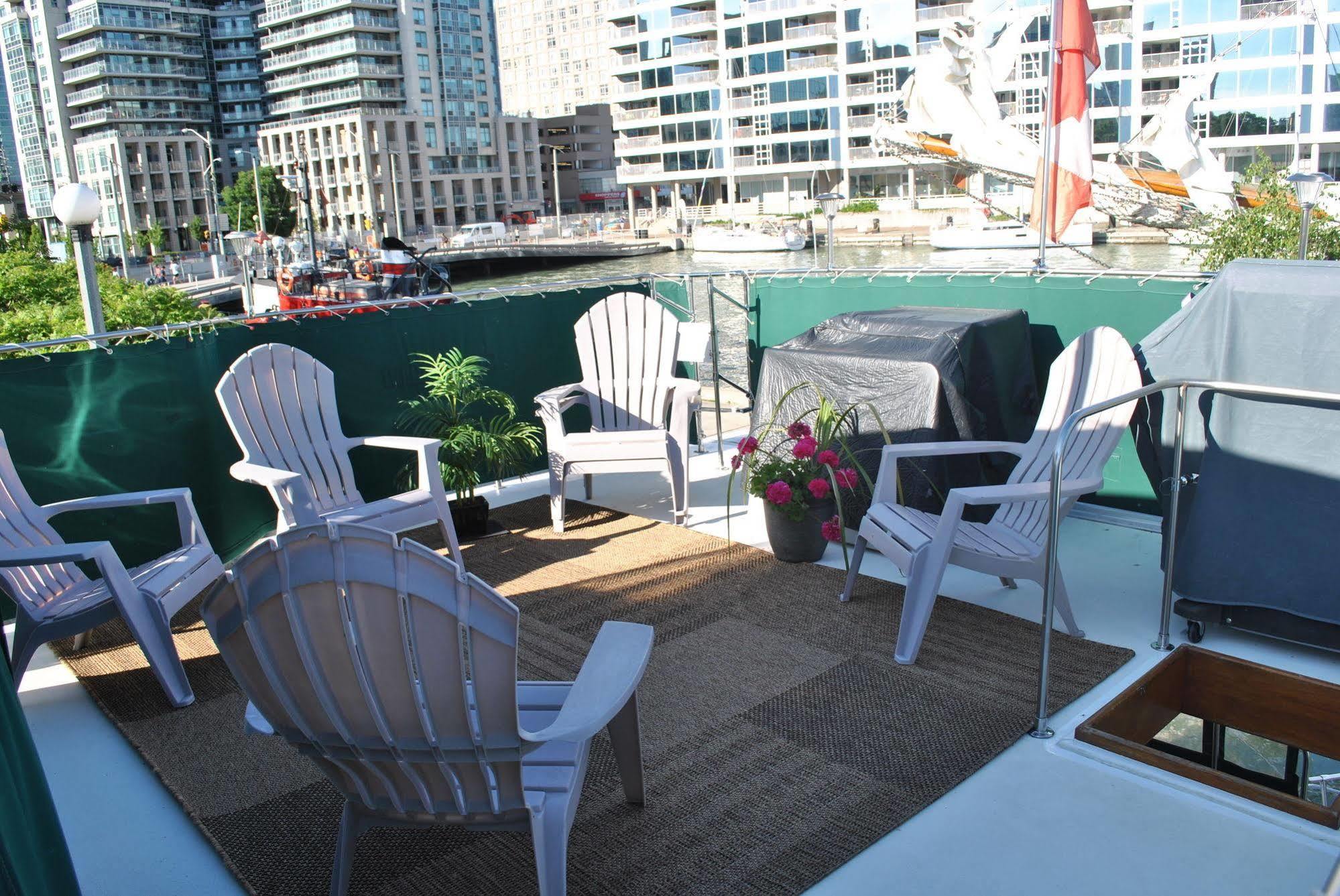 Bed & Breakfast Making Waves Boatel