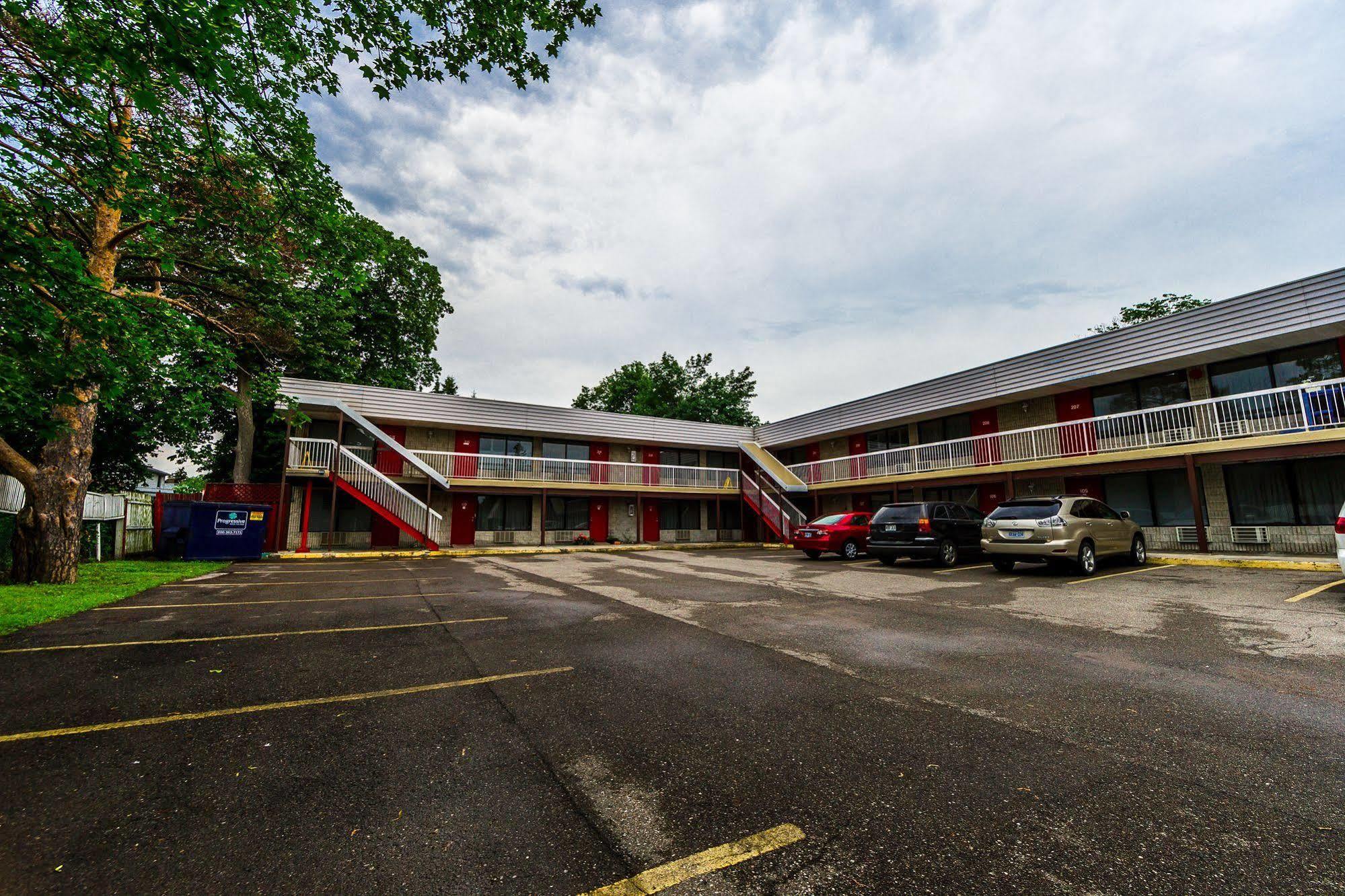 New Plaza Motel 2*