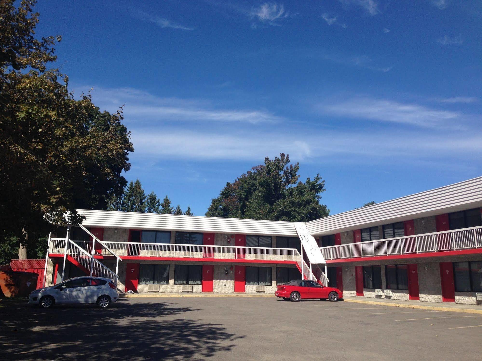 New Plaza Motel 2*
