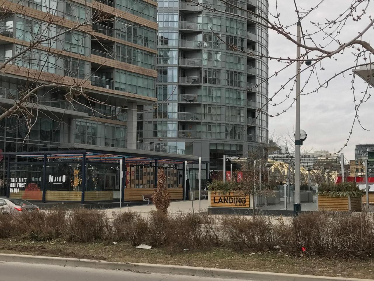 Apartment Downtown / Close To Cn Tower / Free Parking/ Excellent Amenities Toronto