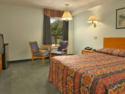 Hotel Super 8 By Wyndham East On