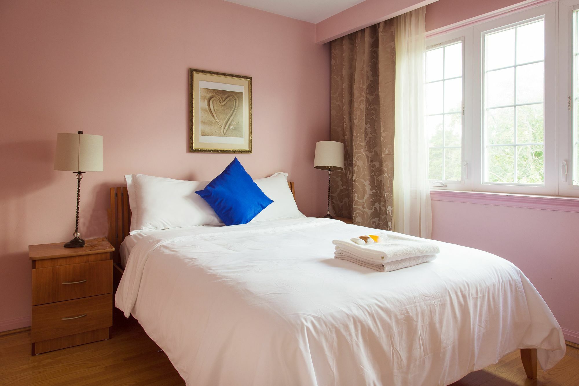 Charlton Suites Guest House Guest house 2*