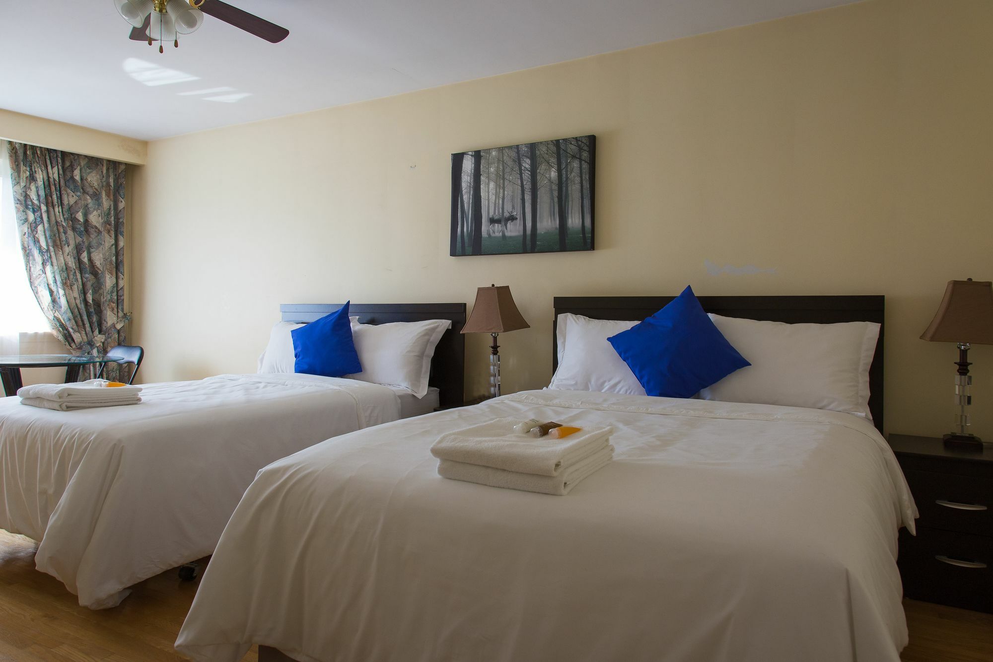 Charlton Suites Guest House Guest house Toronto