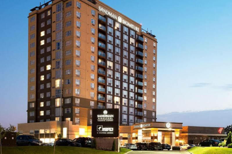 Hotel Sandman Signature Airport 4*